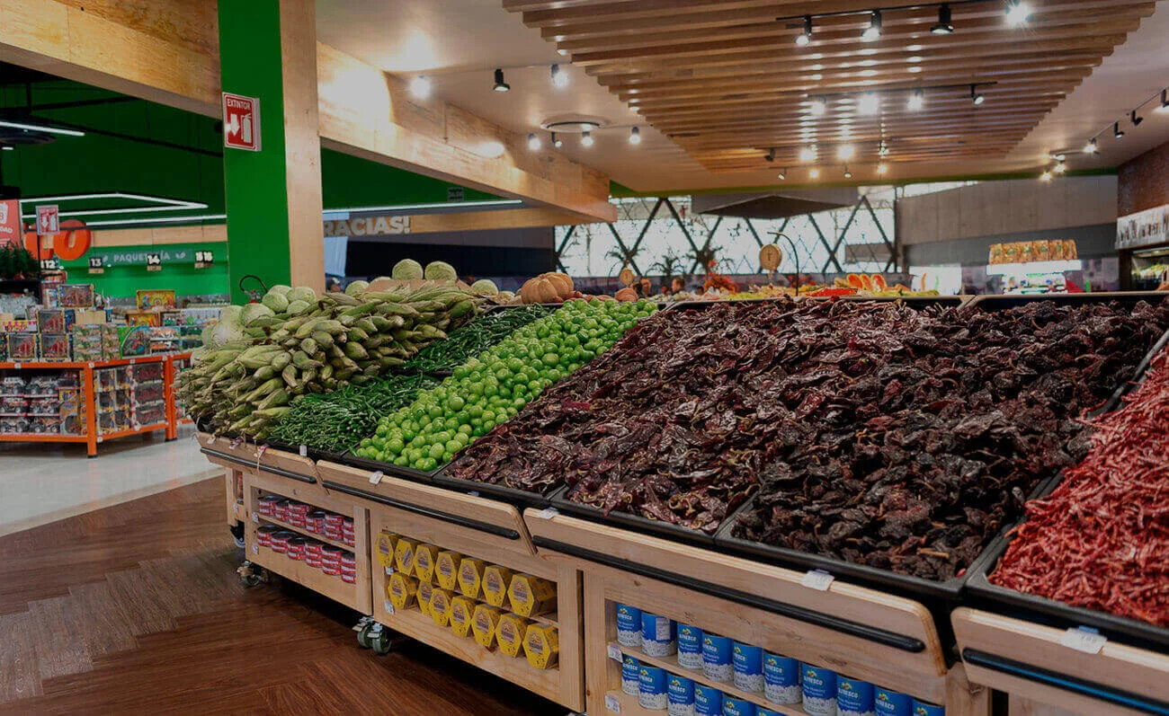 Interior Tienda. Supermercado en México. Chiles. Verduras.